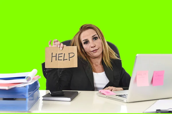 Empresaria sosteniendo ayuda signo de trabajo desesperado en el estrés aislado croma verde clave —  Fotos de Stock