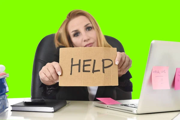 Empresaria sosteniendo ayuda signo de trabajo desesperado en el estrés aislado croma verde clave — Foto de Stock