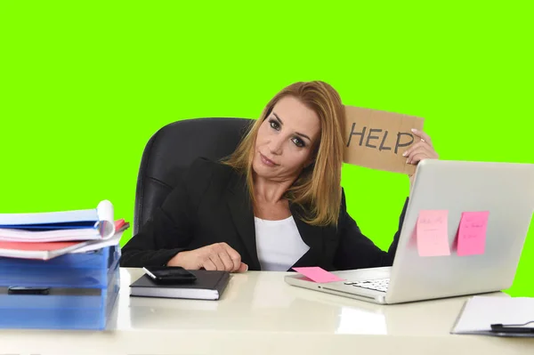 Femme d'affaires tenant aide signe de travail desparate dans le stress isolé chroma vert clé — Photo