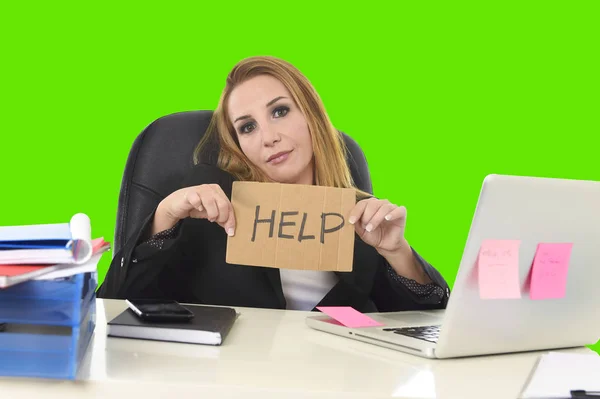 Zakenvrouw help teken werken wanhopige holding in stress geïsoleerde groene Chromakey — Stockfoto