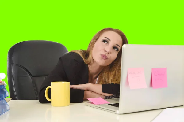 Επιχειρήσεων γυναίκα που εργάζεται στο γραφείο απομονωμένες πράσινο chroma κλειδί οθόνη υπολογιστή φορητό υπολογιστή — Φωτογραφία Αρχείου