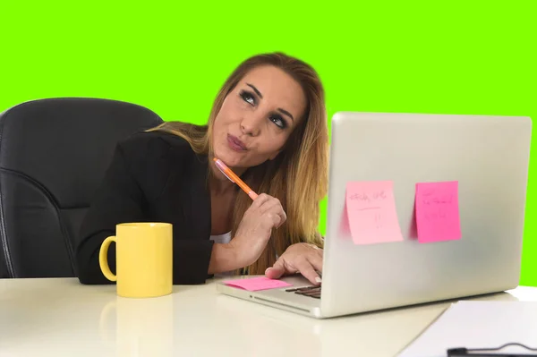 Mulher de negócios trabalhando no computador portátil escritório isolado tela chave croma verde — Fotografia de Stock