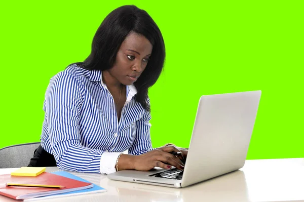 Attrayant et efficace noir ethnicité femme au bureau isolé vert chroma écran clé — Photo