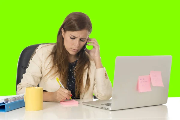 Affärskvinna i på kontoret dator skrivbord talar på mobiltelefon på gröna chroma key skärmen — Stockfoto