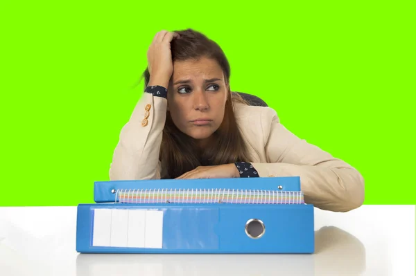 ストレスやオフィス デスク分離クロマキー画面で頭痛に苦しんでいる女性実業家 — ストック写真