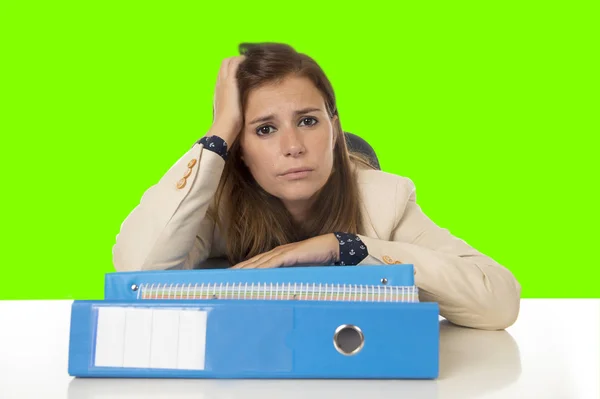 Empresária sofrendo estresse e dor de cabeça na mesa de escritório tela chave chroma isolado — Fotografia de Stock