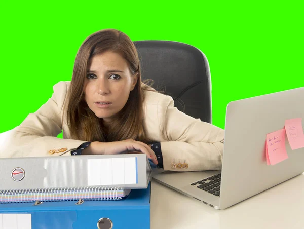 Donna d'affari che soffre di stress al computer ufficio isolato chiave croma verde — Foto Stock