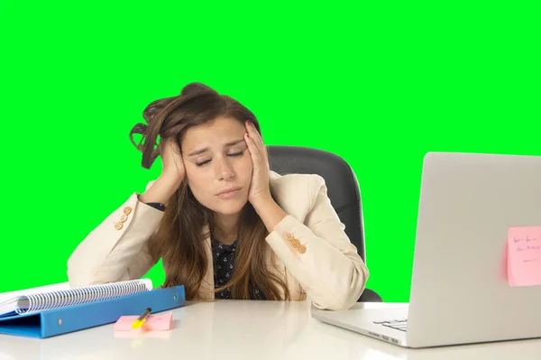 Деловая женщина, страдающая стрессом в офисе компьютер изолирован зеленый ключ хромы — стоковое фото