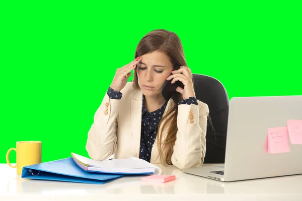 Donna d'affari che soffre di stress al computer ufficio isolato chiave croma verde — Foto Stock