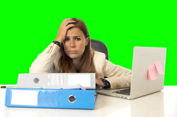 オフィス コンピューター分離緑クロマキーでのストレスに苦しんでいる女性実業家 — ストック写真