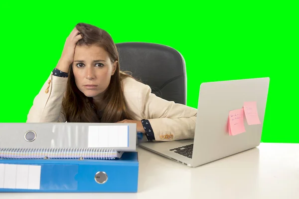 Donna d'affari che soffre di stress al computer ufficio isolato chiave croma verde — Foto Stock