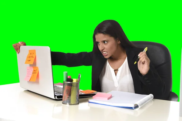 Mujer de negocios que sufre estrés trabajando en la oficina aislado croma verde fondo clave —  Fotos de Stock