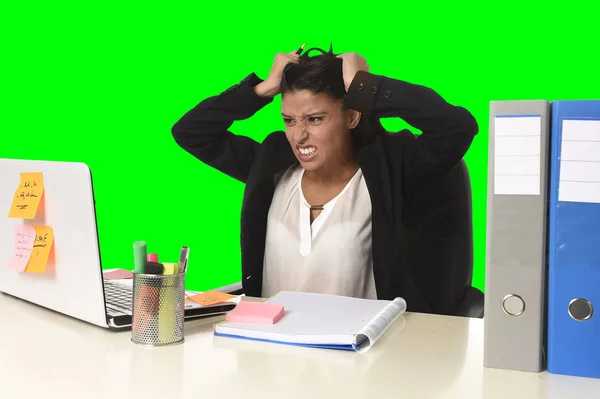 Femme d'affaires souffrant de stress de travail au bureau isolé vert chroma fond clé — Photo