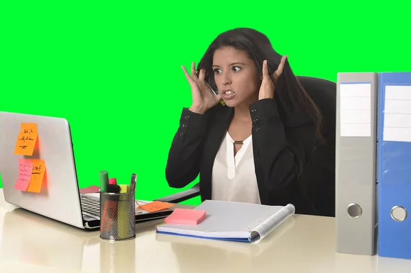 Affärskvinna som lider av stress som arbetar på kontor isolerade gröna chroma key bakgrund — Stockfoto