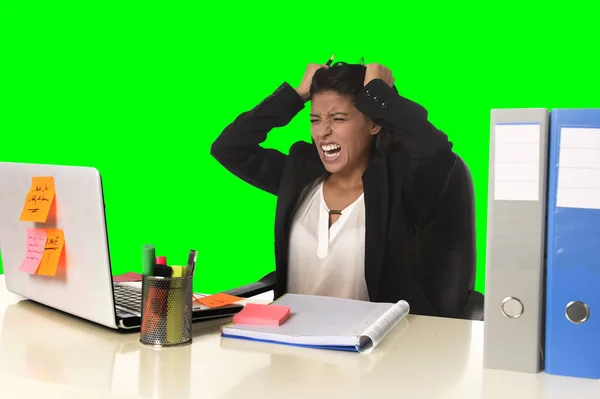 Geschäftsfrau leidet unter Stress bei der Arbeit im Büro isoliert grünen Chroma Schlüssel Hintergrund — Stockfoto