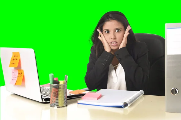 Affärskvinna som lider av stress som arbetar på kontor isolerade gröna chroma key bakgrund — Stockfoto