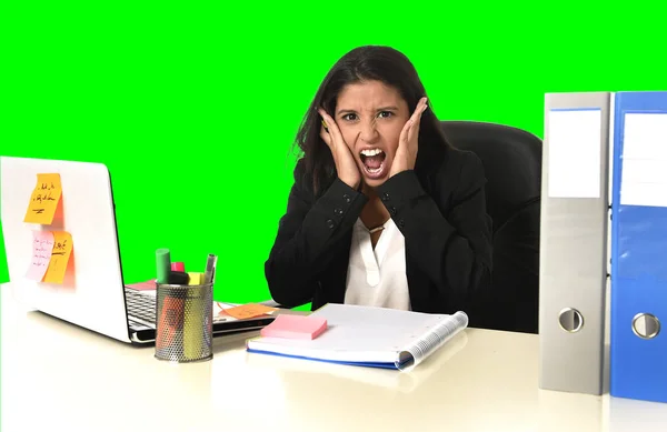 Donna d'affari che soffre di stress di lavoro in ufficio isolato verde croma sfondo chiave — Foto Stock