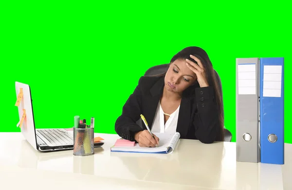 Деловая женщина страдает стрессом, работая в офисе изолированные зеленые хромы ключевой фон — стоковое фото