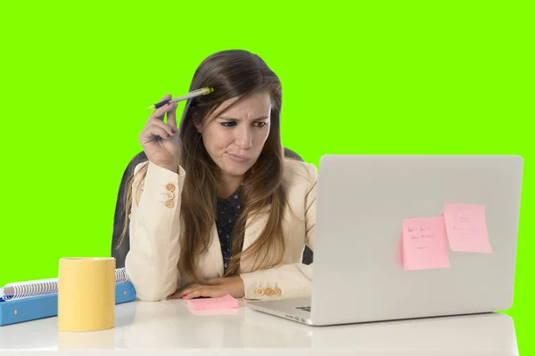 Femme d'affaires souffrant de stress à l'ordinateur de bureau isolé chroma vert clé — Photo