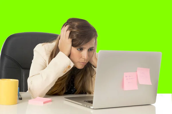 Mujer de negocios que sufre estrés en la oficina ordenador aislado croma verde clave —  Fotos de Stock