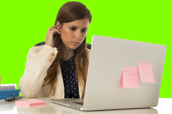 Donna d'affari che soffre di stress al computer ufficio isolato chiave croma verde — Foto Stock