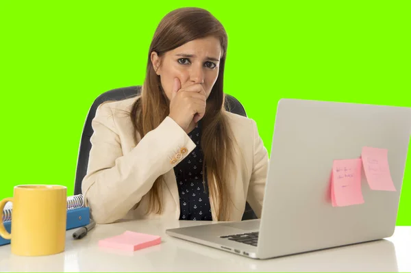 Femme d'affaires souffrant de stress à l'ordinateur de bureau isolé chroma vert clé — Photo