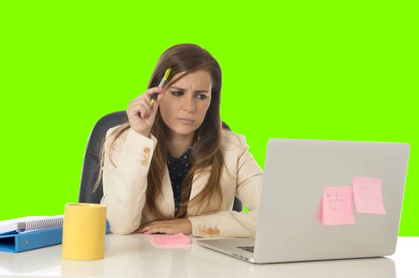 Femme d'affaires souffrant de stress à l'ordinateur de bureau isolé chroma vert clé — Photo