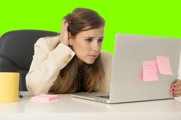 Obchodní žena trpí stresem v kanceláři počítač izolované zelené chroma key — Stock fotografie