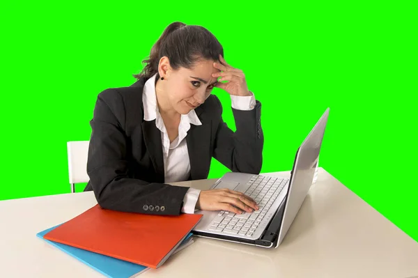 ラップトップ コンピューター緑クロマキーに取り組んでいるビジネス スーツを着ているビジネスマン — ストック写真