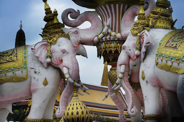 Statua di elefante rosa accanto al Grand Palace di Bangkok Thailandia come religione cultura Asia simbolo buddista — Foto Stock