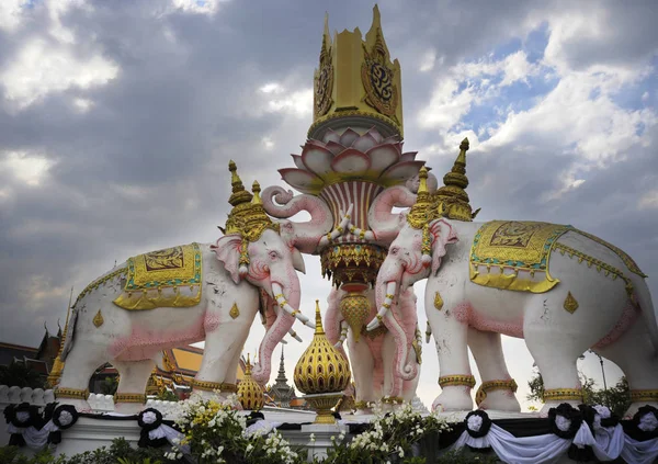 Statua di elefante rosa accanto al Grand Palace di Bangkok Thailandia come religione cultura Asia simbolo buddista — Foto Stock