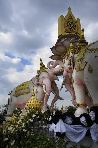 Statua di elefante rosa accanto al Grand Palace di Bangkok Thailandia come religione cultura Asia simbolo buddista — Foto Stock