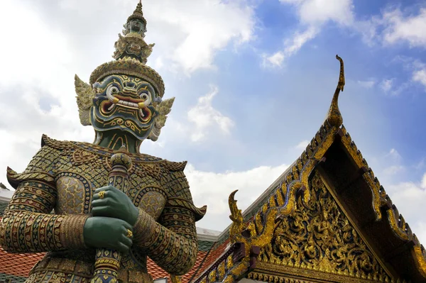 Vista da famosa religião templo wat phra prakaew grande palácio em Bangkok Tailândia — Fotografia de Stock