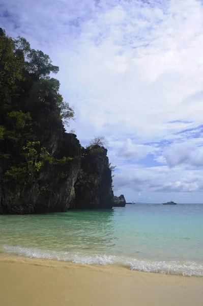 L Landschaft Blick auf die Insel Koh Hong in Thailand Phi Phi Bereich mit türkisfarbenem Wasser Meer und blauem Himmel — Stockfoto