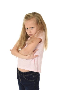 sarı saçları ve katlanmış silah sinirli sinirli sinirli ve mutsuz ile tatlı genç kız öğrenci