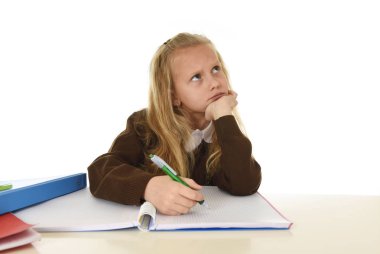 okul üniforması düşünceli arıyorum ödev Resepsiyon eğitim ve zihin yok oturan kız öğrenci