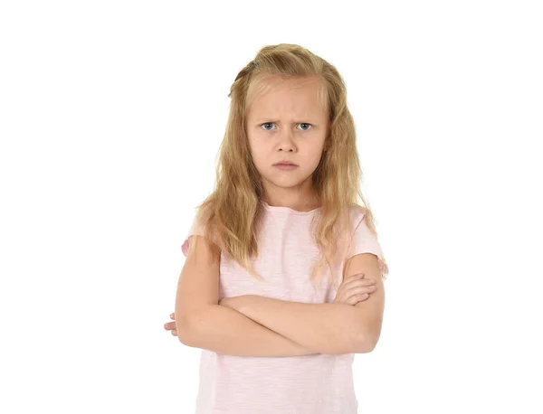 Dolce giovane studentessa con i capelli biondi e braccia incrociate arrabbiato sconvolto frustrato e infelice — Foto Stock