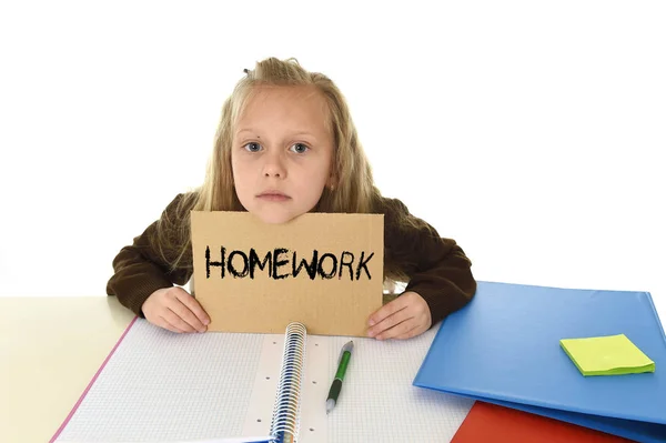 Ung vacker liten skolflicka ledsen och överväldigad håller papper med text läxor — Stockfoto