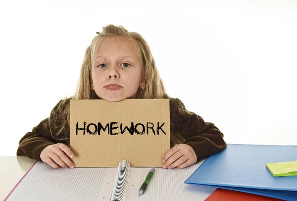 Joven hermosa pequeña colegiala triste y abrumado celebración de papel con la tarea de texto — Foto de Stock