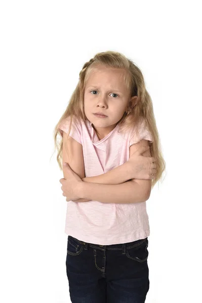 Giovane bambina che fa gesti freddi e trema isolata su sfondo bianco — Foto Stock