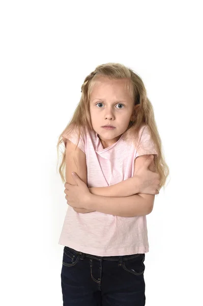 Giovane bambina che fa gesti freddi e trema isolata su sfondo bianco — Foto Stock