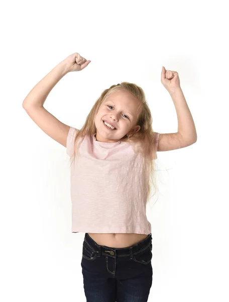 Bello e felice femmina bambino gesticolando eccitato e sorridente allegro aumento braccia isolato su bianco — Foto Stock