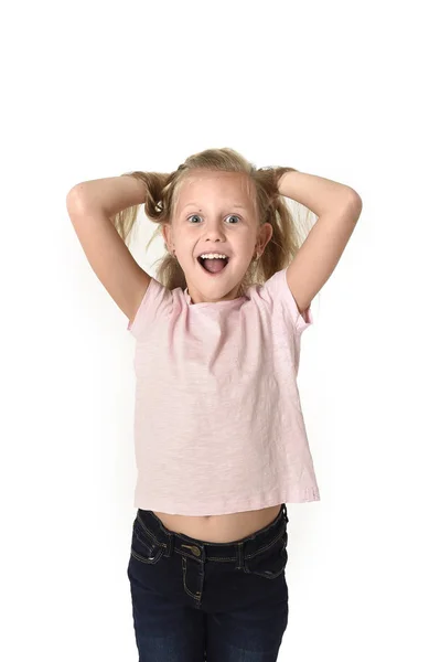 Bello e felice femmina bambino gesticolando eccitato e sorridente allegro aumento braccia isolato su bianco — Foto Stock