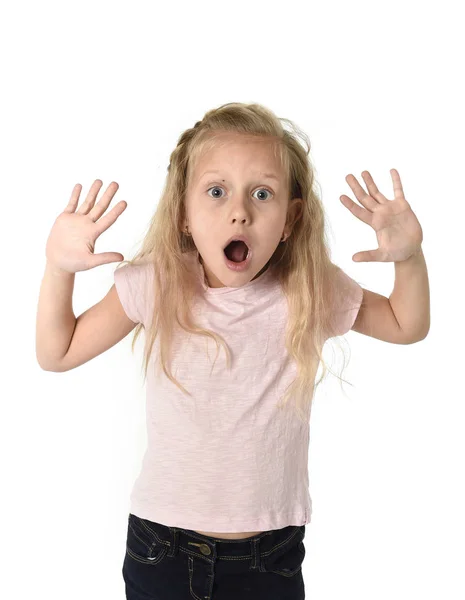 Linda y dulce niña en incredulidad y sorpresa expresión de la cara mirando sorprendido en schock — Foto de Stock