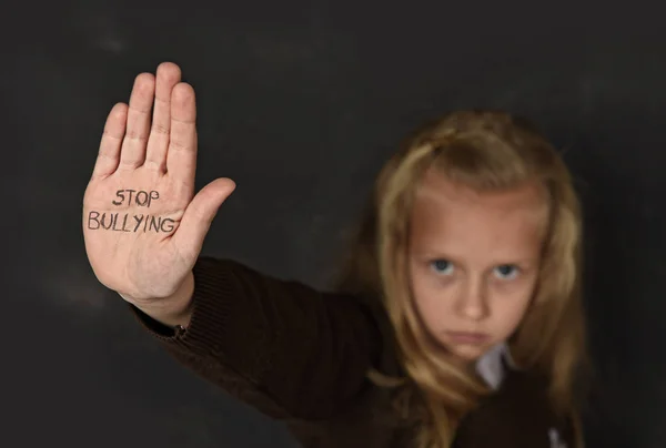 Carino studentessa spaventato triste chiedendo aiuto mostrando le mani con smettere di bullismo testo scritto sul suo palmo — Foto Stock