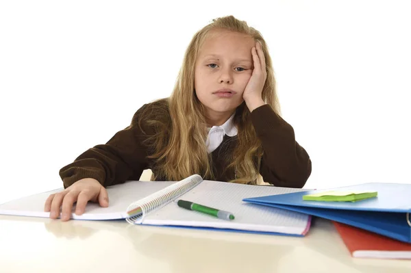 Kleines Schulmädchen traurig und müde aussehend, deprimiert, gestresst, überwältigt von der Last der Hausaufgaben — Stockfoto