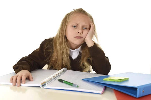 Kleines Schulmädchen traurig und müde aussehend, deprimiert, gestresst, überwältigt von der Last der Hausaufgaben — Stockfoto