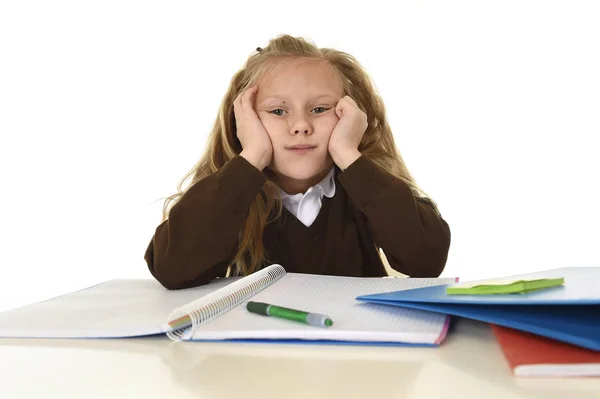 Kleines Schulmädchen traurig und müde aussehend, deprimiert, gestresst, überwältigt von der Last der Hausaufgaben — Stockfoto