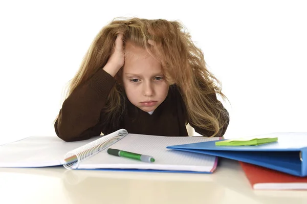 Маленька школярка сумно і втомлено виглядає пригніченим страждаючим стресом, перевантаженим навантаженням домашнього завдання — стокове фото