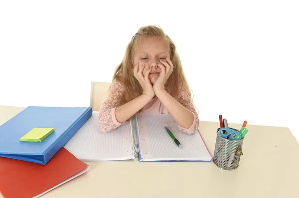 Weinig schoolmeisje verdrietig en moe op zoek depressief lijden stress overweldigd door belasting van huiswerk — Stockfoto